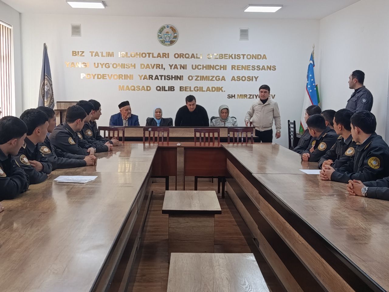 Joriy yilning 4-fevral sanasida 112-xonada Sirdaryo tumani Oqibat MFY raisi hamda mahalla nuroniylari ishtirokida o‘quvchi yoshlarga davra suhbati tashkil etildi.